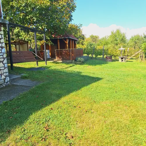 Hatalmas zöld udvar hintával